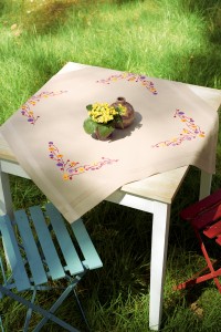 Embroidery - Tablecloth - Playful Flowers